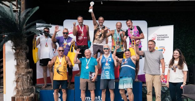 W warszawskim Monta Beach Volley Club nad Wisłą rozegrano pierwszy z dwóch turniejów Masters Beach Cup’26. W zawodach wystąpiły dwuosobowe drużyny mieszane złożone z kobiet i mężczyzn, którzy ukończyli 55. rok życia. Najlepsi odebrali medale i puchary. – Zdaję sobie sprawę, że to już może nie ten poziom, ale wciąż staram się jakoś nadążać za młodymi. Ci ludzie pomagają mi przetrwać ten starszy wiek, zwłaszcza że ostatnio zostałem w domu sam. Dzięki temu mam zajęcie praktycznie codziennie i wiem, co ze sobą zrobić – podkreśla prawie 80-letni Adam Stadnik, który brał udział w weekendowej rywalizacji.